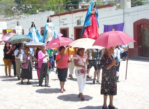 Women carrying the image of Mary in  Teposcolula