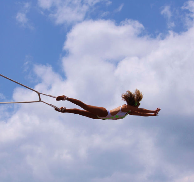 woman-trapeze