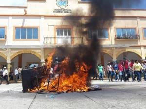 Ballot burning in the street (photo: All Oaxaca)